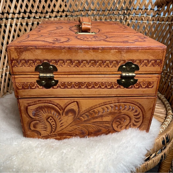 Vintage Embossed Leather Jewelry Box - Picture 3 of 9